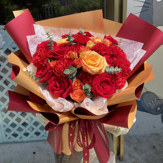【珍藏锦绣】经典红金色系混搭大气花束 商品图0