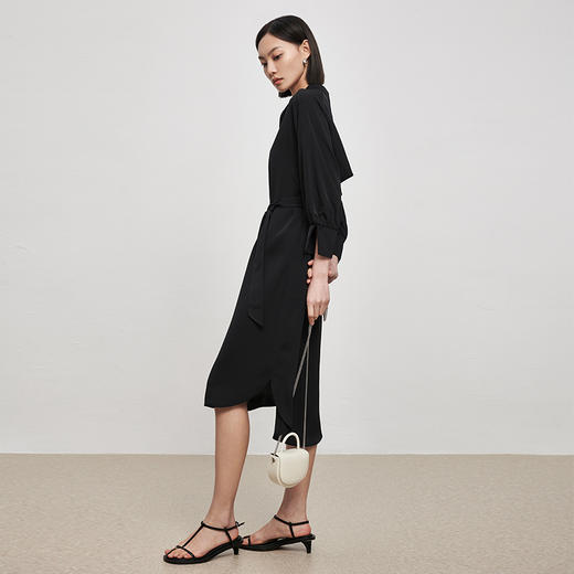 IN AND ON21881新款经典风衣式丝质连衣裙女宽松V领收腰中长裙 商品图4