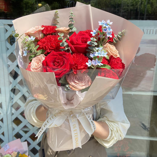 【时光不老】6朵卡布奇诺玫瑰➕3朵红玫瑰➕红色康乃馨➕蓝星花，精品时尚花束 商品图1