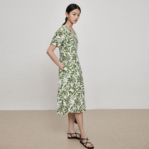 IN AND ON21784法式复古亚麻印花连衣裙女夏季中长款碎花高腰显瘦V领修身A字裙 商品图3