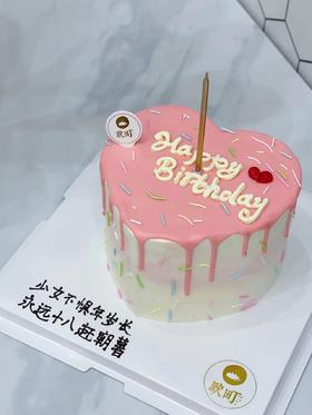 文艺复古粉色淋面爱心蛋糕
