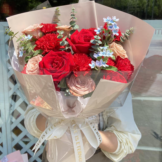 【时光不老】6朵卡布奇诺玫瑰➕3朵红玫瑰➕红色康乃馨➕蓝星花，精品时尚花束 商品图0