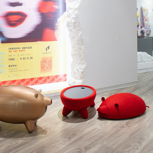 与光共舞 光头仔的游乐园 猪猪凳/茶几 布莱卡红羊绒款 商品图3