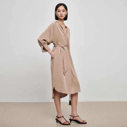 IN AND ON21881新款经典风衣式丝质连衣裙女宽松V领收腰中长裙 商品图5