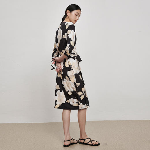 IN AND ON21867一片式裹身连衣裙2023夏季新款高级感气质碎花V领弹力法式裹身裙 商品图7