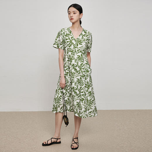 IN AND ON21784法式复古亚麻印花连衣裙女夏季中长款碎花高腰显瘦V领修身A字裙 商品图5