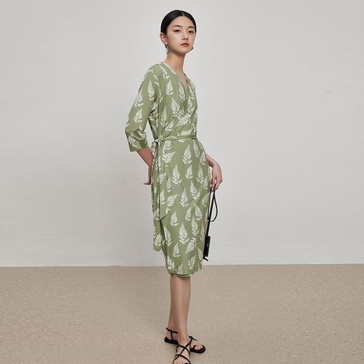 IN AND ON21867一片式裹身连衣裙2023夏季新款高级感气质碎花V领弹力法式裹身裙 商品图5