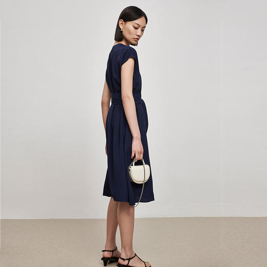 IN AND ON21870新款夏法式赫本风连衣裙女高腰显瘦V领气质收腰长裙 商品图3
