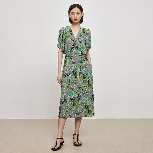 IN AND ON21789亚麻法式印花连衣裙女长款夏季新款V领收腰泡泡袖A字裙 商品图1