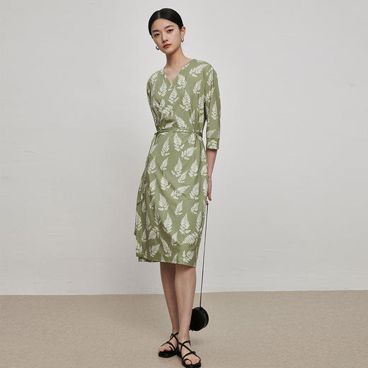 IN AND ON21867一片式裹身连衣裙2023夏季新款高级感气质碎花V领弹力法式裹身裙 商品图6