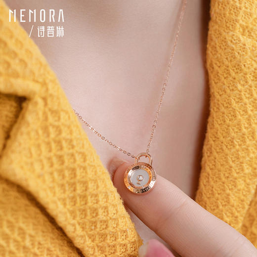 【积分抵值】时光印记系列  心有锁属  玫瑰18K金钻石白色贝母套链MEMORA诗普琳【生日会员】DNE00401 商品图6