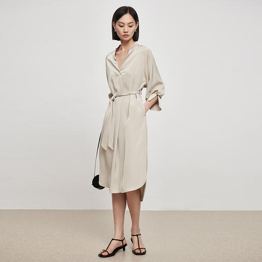 IN AND ON21881新款经典风衣式丝质连衣裙女宽松V领收腰中长裙 商品图6