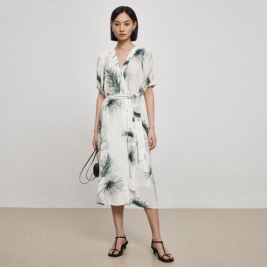 IN AND ON21789亚麻法式印花连衣裙女长款夏季新款V领收腰泡泡袖A字裙 商品图5