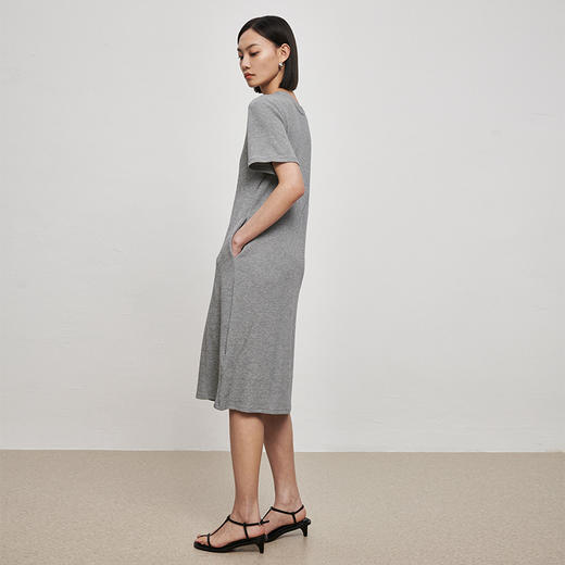 【品牌优选】【合作直发】IN AN DON夏季新款简约通勤纯色连衣裙女气质通勤显瘦针织A字裙 商品图4