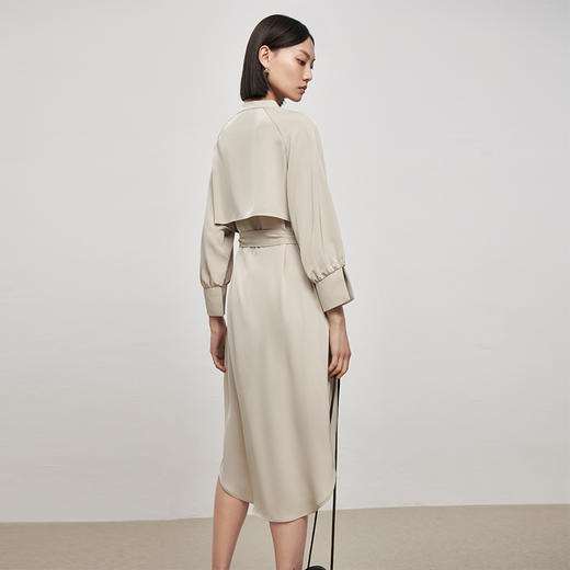 IN AND ON21881新款经典风衣式丝质连衣裙女宽松V领收腰中长裙 商品图7