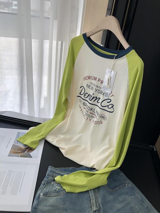 点此购买 女士春夏荧光绿插肩袖字母长袖T恤 83 255086 商品图0