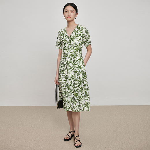 IN AND ON21784法式复古亚麻印花连衣裙女夏季中长款碎花高腰显瘦V领修身A字裙 商品图7