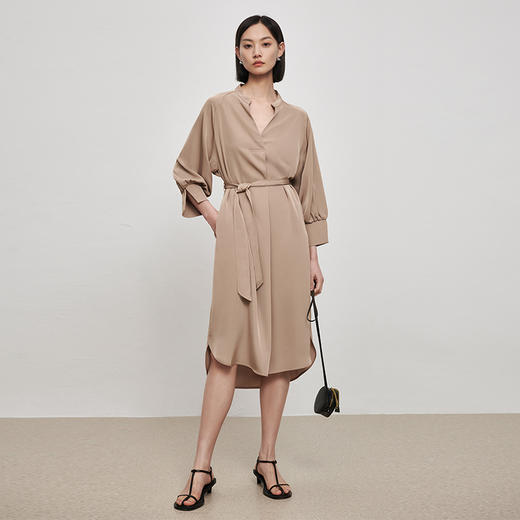 IN AND ON21881新款经典风衣式丝质连衣裙女宽松V领收腰中长裙 商品图3