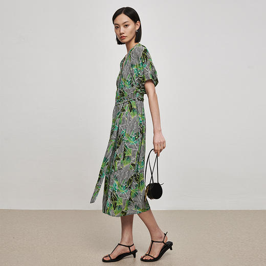 IN AND ON21789亚麻法式印花连衣裙女长款夏季新款V领收腰泡泡袖A字裙 商品图7
