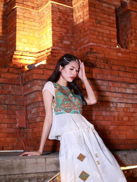 游园惊梦系列-玉宇琼楼刺绣短上衣/现货 商品图5