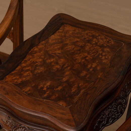 民国 红木镶瘿木雕花卉纹扶手椅成堂（四椅两几） 商品图2