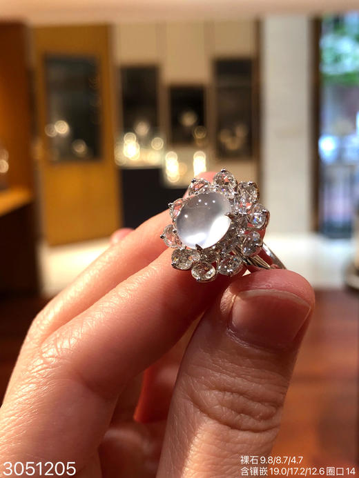 3051205，玻璃蛋面戒指，圈口14。具体价格微信咨询 商品图1