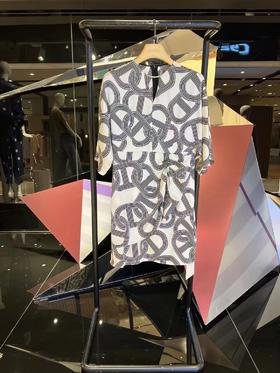 飘逸大链条纹样连衣裙