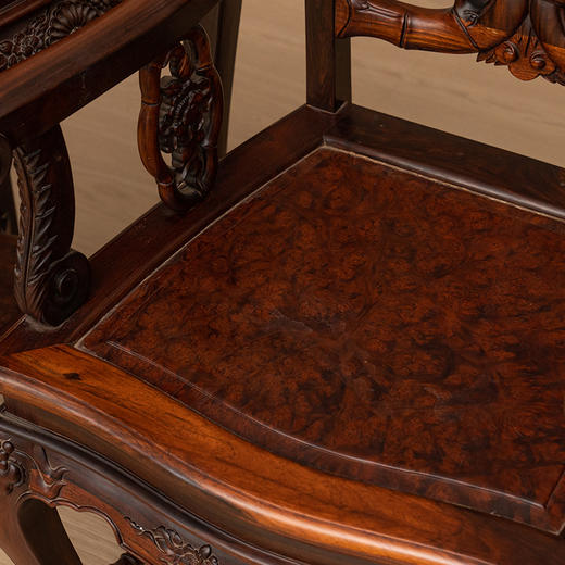 民国 红木镶瘿木雕花卉纹扶手椅成堂（四椅两几） 商品图1