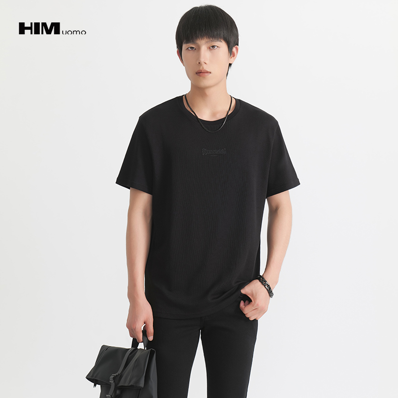 HIM漢崇  舒适休闲圆领T恤复合工艺哥特式LOGO短袖上衣男 2026夏季