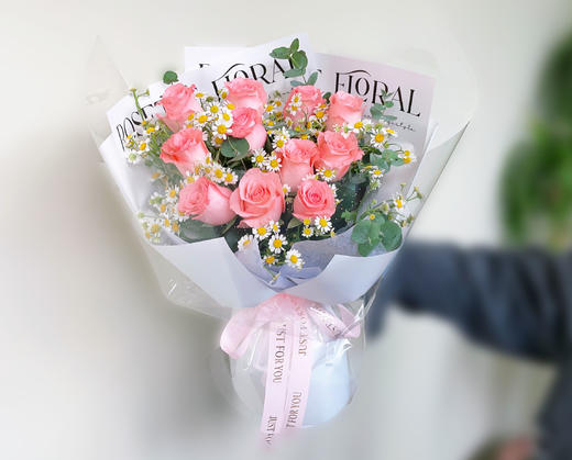 【爱意心选】11支戴安娜玫瑰洋甘菊 混搭花束 限量50单七夕晚10点前送达 （不支持指定时间配送）三环外地区不配送 折花花卉 商品图0