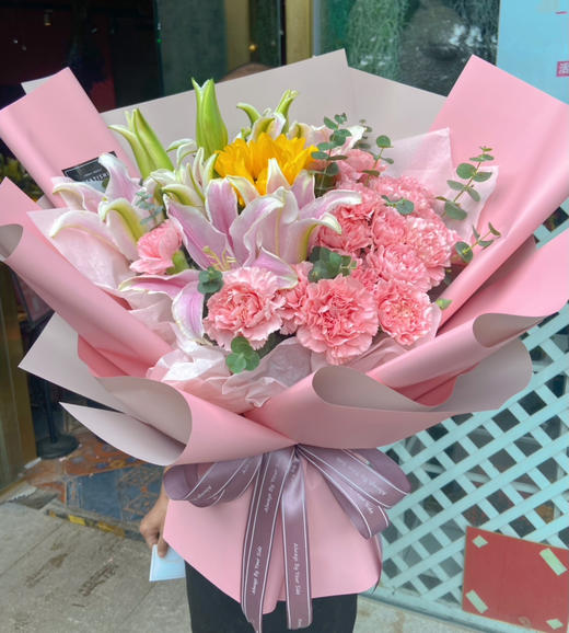 【温馨感恩】5朵香水百合➕18朵粉色康乃馨➕1朵向日葵时尚大花束 商品图1