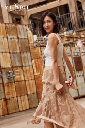 穿着温柔的长裙去探索地球