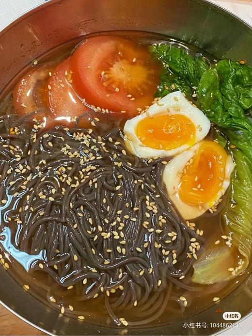 姜元冷面正宗东北朝鲜族冷面608g/袋，白冷面和荞麦冷面两种口味任选，口感劲道，汤汁酸甜适口，分量超足，搭配正宗的辣白菜，酸甜的料包，让胃口大开，全国包邮 商品图0