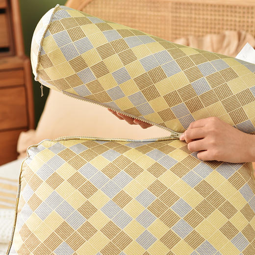 包豪斯棱形格纹系列护颈多功能抱抱枕 商品图3