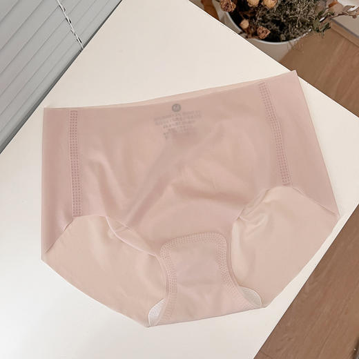 这是什么神仙内裤，三条【敲薄一片式，和屁屁融为一体，上身无痕】“冰冻荔枝”冰丝内裤面膜裤女士性感无痕夏季薄款不夹PP裸感中腰三角裤 商品图6