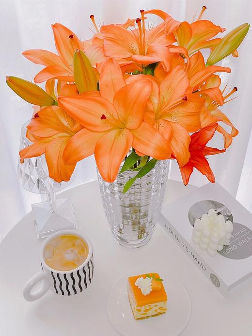 【买买买】橙色梦想亚百合8-10朵+粉池金鱼重瓣大芍药5支+香槟色睡莲3支+稀有色小绣球1支+樱花粉单头康乃馨5支+紫色睡莲2支/份 商品图2