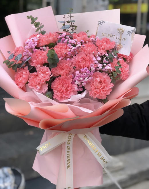 【缤纷幸福】18朵康乃馨精品时尚花束 商品图0