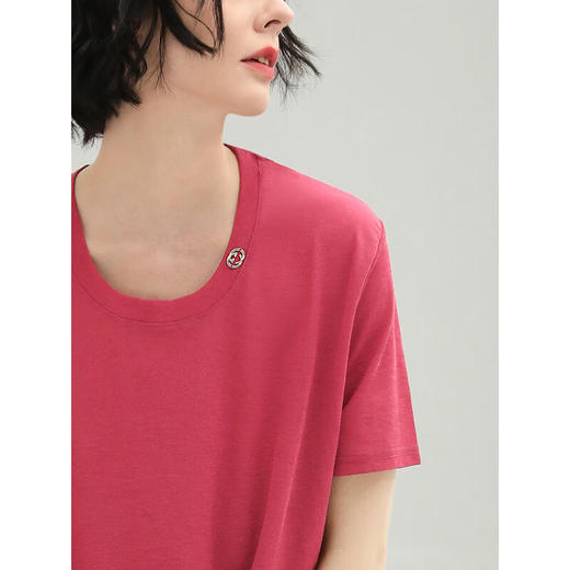 COCOBELLA质感金属LOGO凉感针织T恤气质玫红色圆领短袖TS125 商品图4