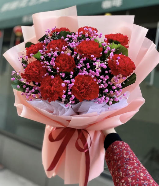 〔祝福满满〕12朵红色康乃馨精品花束 商品图0