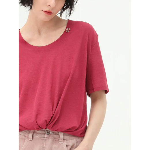 COCOBELLA质感金属LOGO凉感针织T恤气质玫红色圆领短袖TS125 商品图1