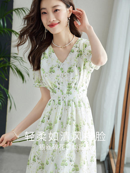 【五折购】熙世界法式度假风V领连衣裙女2025夏季新款收腰短袖雪纺碎花裙子 商品图3