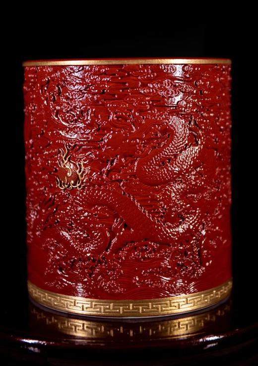 矾红雕刻龙纹笔筒 商品图0