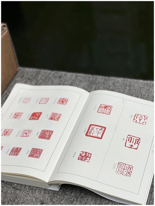 重点推荐：中国篆刻精选（全十二册）
主编：中国国家画院书法篆刻院
出版：河北教育出版社2019.7
装帧：平装16开2952页
定价800元，售价298元。 商品图6