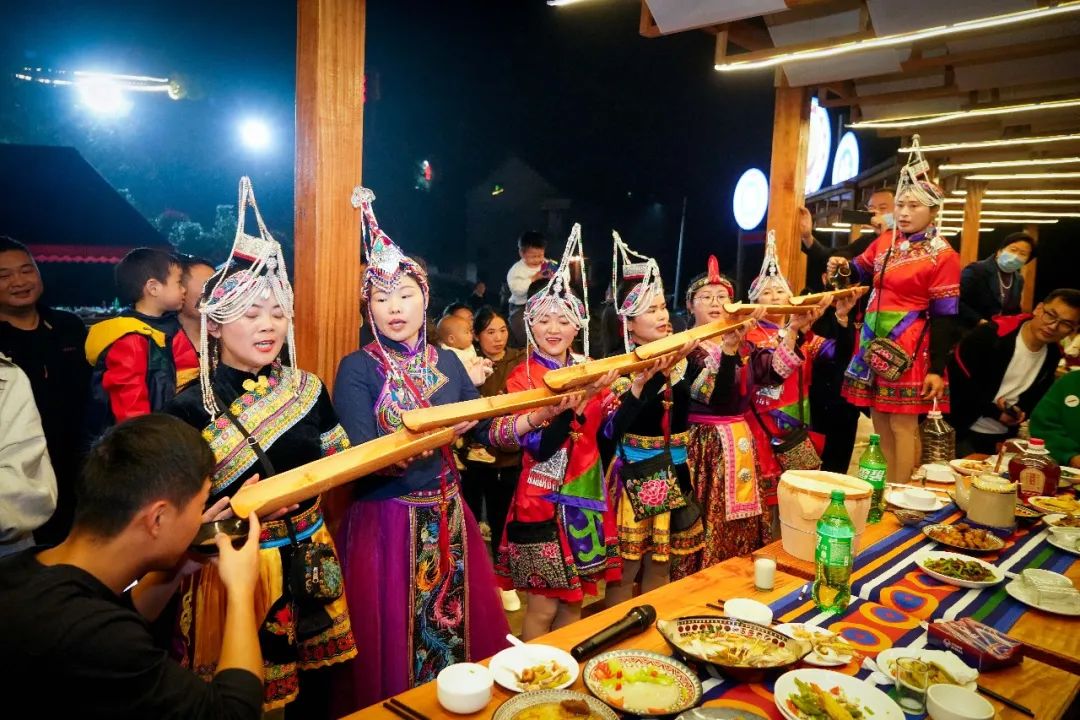 五一畲寨探洞3日亲子游，斜杠玩崖壁速降野外探洞，闯垂云通天河，畲族长桌宴篝火盛大，2晚不挪窝度假村