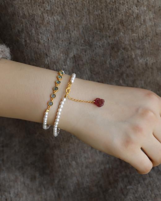 D477088 天然淡水珍珠手链  非常适合这个季节佩戴哦 双圈手链 或者颈链佩戴都很美 尺寸约4mm 搭配纯银鎏金镶嵌海蓝宝链条 纯银鎏金扣镶嵌天然碧玺雕刻吊坠  特价💰589/一条 商品图6