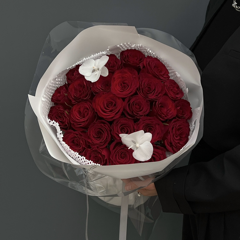 《不期而遇》  33枝高原红玫瑰蝴蝶兰花束