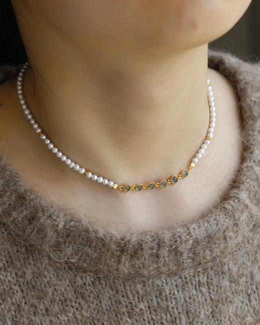 D477088 天然淡水珍珠手链  非常适合这个季节佩戴哦 双圈手链 或者颈链佩戴都很美 尺寸约4mm 搭配纯银鎏金镶嵌海蓝宝链条 纯银鎏金扣镶嵌天然碧玺雕刻吊坠  特价💰589/一条 商品图8