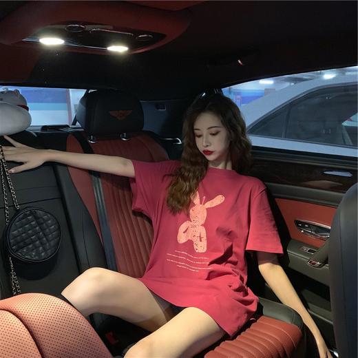 【明星同款T恤】宽松版型，舒适自在，简约时尚，搭配出众，柔软面料，触感舒适，粉色印花，清新可爱！尽显女孩的活力气场，最in的搭配！ 商品图3