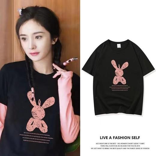 【明星同款T恤】宽松版型，舒适自在，简约时尚，搭配出众，柔软面料，触感舒适，粉色印花，清新可爱！尽显女孩的活力气场，最in的搭配！ 商品图0