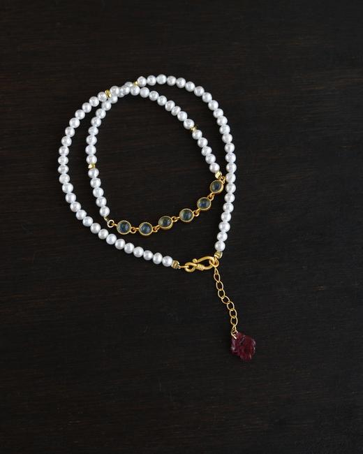 D477088 天然淡水珍珠手链  非常适合这个季节佩戴哦 双圈手链 或者颈链佩戴都很美 尺寸约4mm 搭配纯银鎏金镶嵌海蓝宝链条 纯银鎏金扣镶嵌天然碧玺雕刻吊坠  特价💰589/一条 商品图1